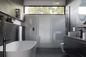 Comparing vinyl laminate and hardwood flooring options
